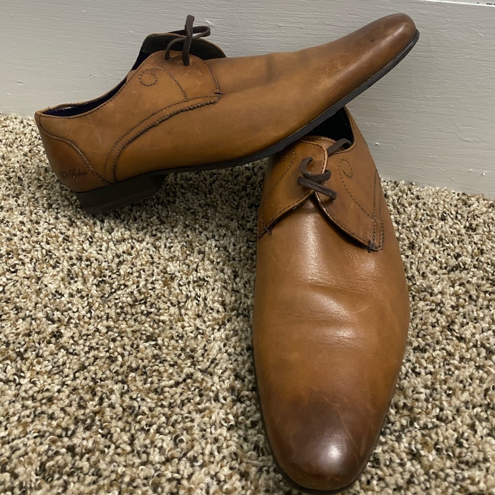 elegant light brown shoes.